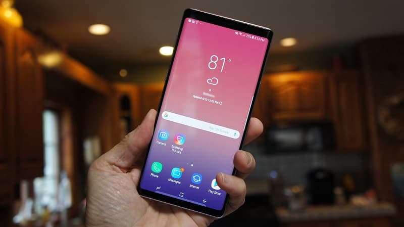 Galaxy Note 10+ e Note 9 recebem atualização de segurança de fevereiro Samsung Galaxy Note 9 sendo segurado com a tela ligada.
