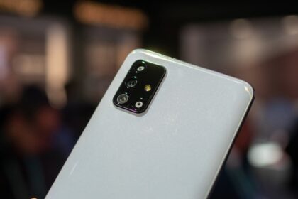 Galaxy A71 branco.