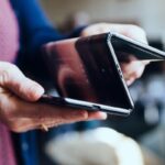 Smartphone com tela retrátil TCL.