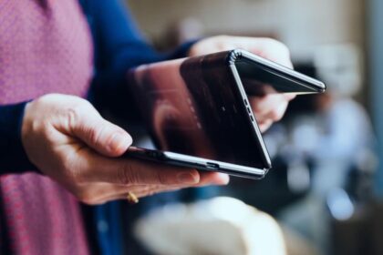 Smartphone com tela retrátil TCL.