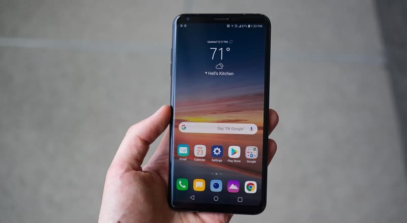LG V35 ThinQ receberá o Android 10 a partir do segundo trimestre do ano LG V35 ThinQ sendo segurado com a tela ligada.