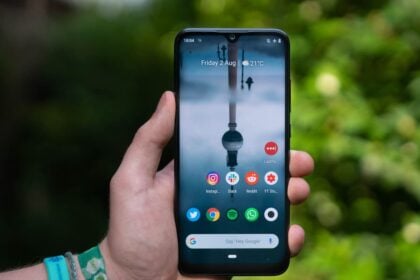 Xiaomi Mi A3 com a tela ligada.