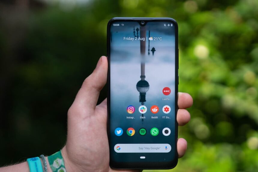 Xiaomi Mi A3 com a tela ligada.