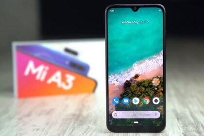 Xiaomi Mi A3 ao lado de sua caixa.