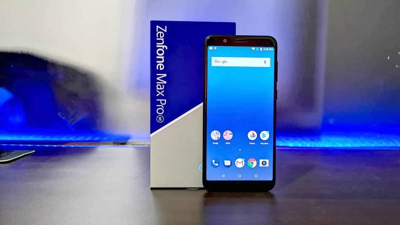 Zenfone Max Pro M1: ASUS inicia testes do Android 10 no smartphone ASUS Zenfone Max Pro M1 ao lado da caixa.