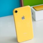 iPhone 8 amarelo.