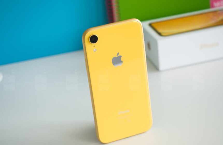 iPhone 8 amarelo.