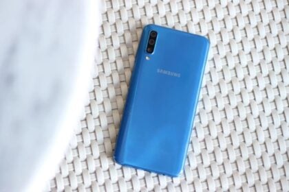 Galaxy A50 azul.