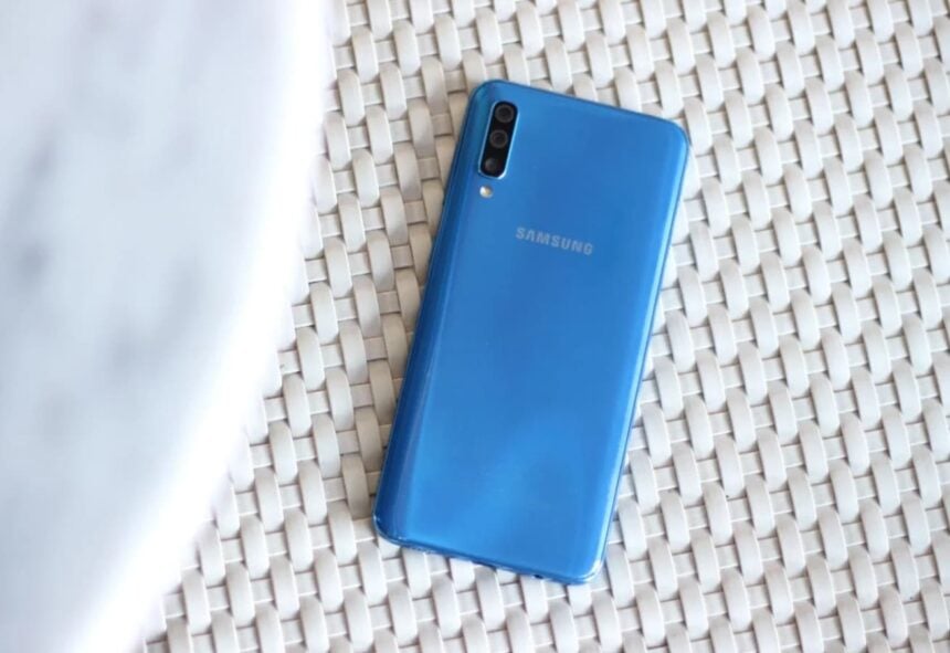 Galaxy A50 azul.