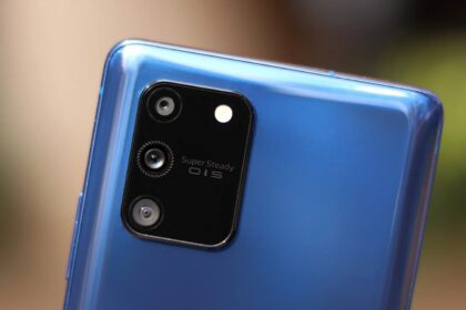 Galaxy S10 Lite traseira.