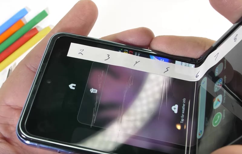 Samsung Galaxy Z Flip passa por teste de durabilidade e resistência galaxy z flip display fragil