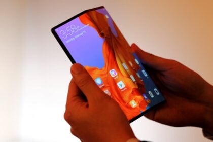 Huawei Mate X aberto.