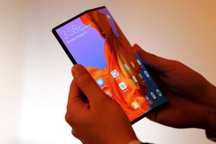 Huawei Mate X aberto.