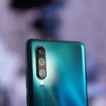 Huawei P30 azul, traseira.