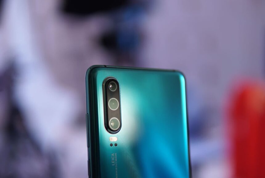 Huawei P30 azul, traseira.