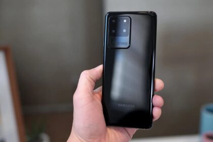 Galaxy S20 Ultra preto traseira.