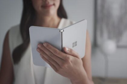 Surface Duo aberto.