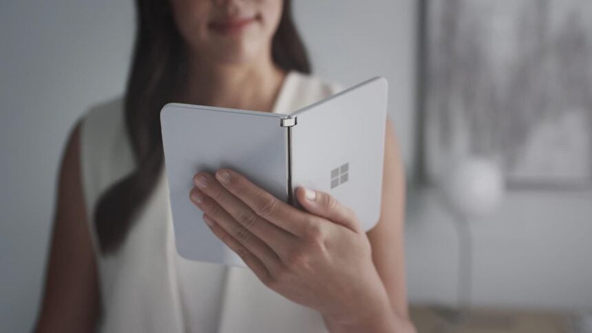 Surface Duo aberto.
