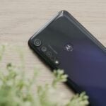 Moto G8 Plus na cor preta.