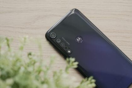 Moto G8 Plus na cor preta.