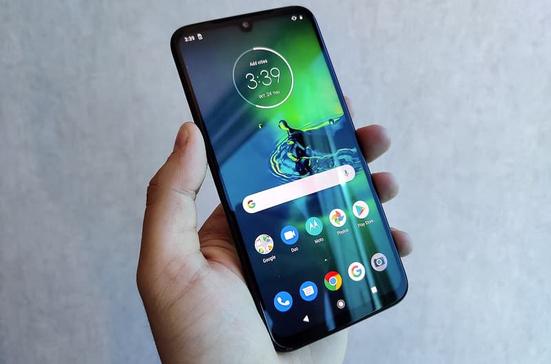 Moto G8 Plus é atualizado com pacote de segurança de janeiro no Brasil Moto G8 Plus com a tela ligada sendo segurado por uma mão.