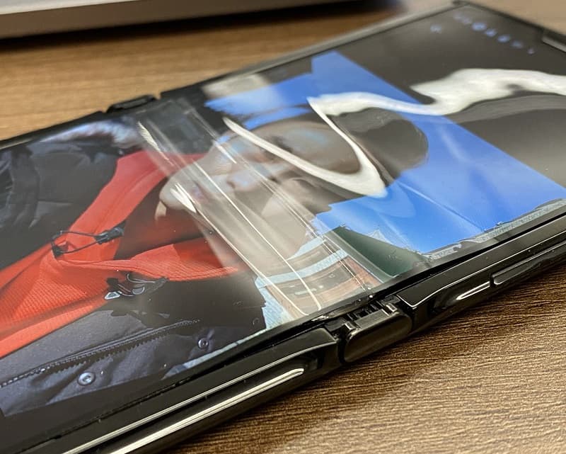 Razr 2019: Motorola impede iFixit de analisar unidade com tela quebrada Unidade danificada do Motorola Razr 2019.