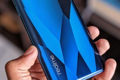 Foto com foco no logo da Realme na traseira de um smartphone na cor azul.