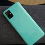Galaxy A71 azul.