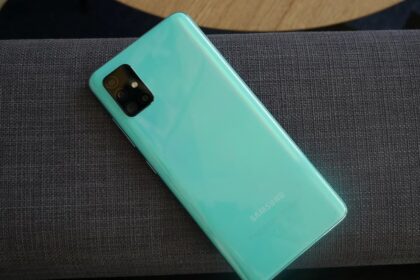 Galaxy A71 azul.