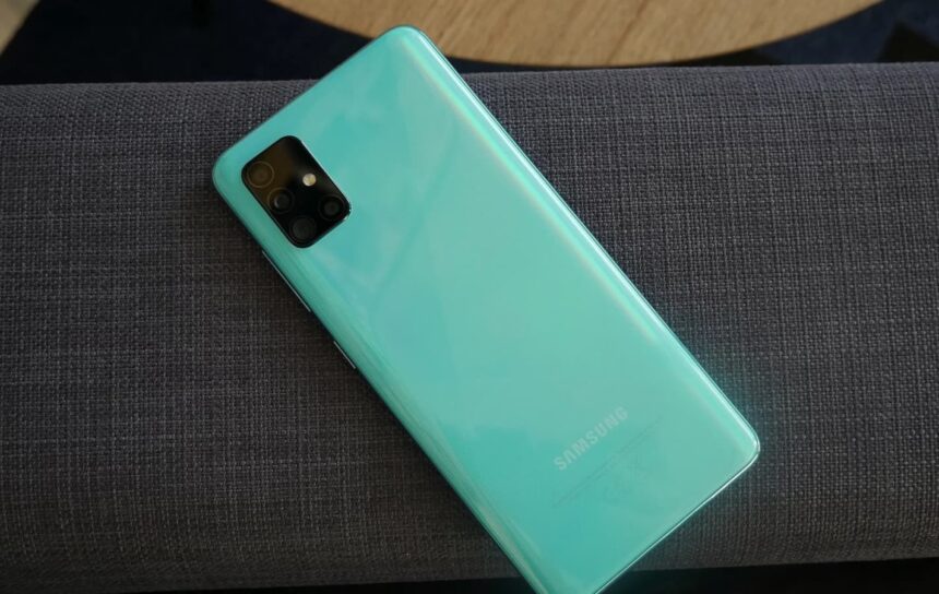 Galaxy A71 azul.