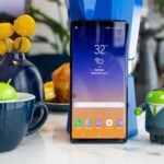 Samsung Galaxy Note 9 em pé com a tela ligada.