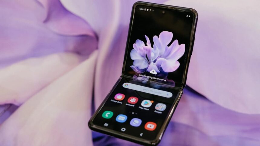 Galaxy Z Flip aberto.