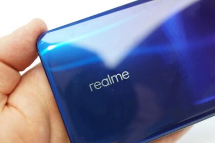 Traseira de smartphone Realme com o logo da marca.
