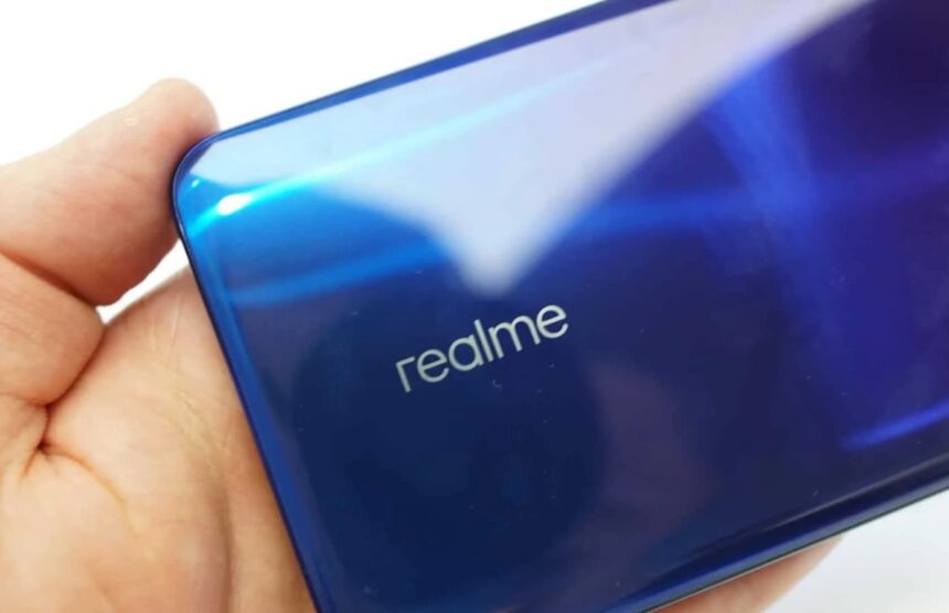 Traseira de smartphone Realme com o logo da marca.
