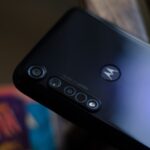 Traseira de smartphone Motorola.