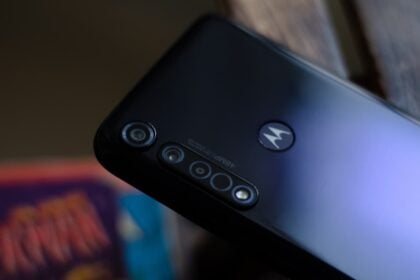 Traseira de smartphone Motorola.