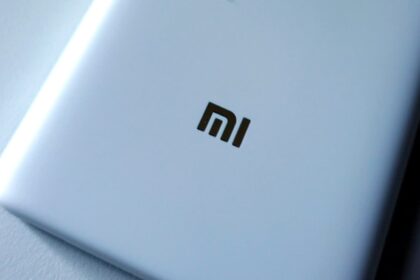 Logo da Xiaomi em um smartphone.