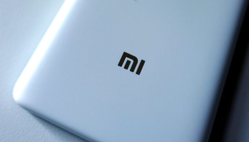 Logo da Xiaomi em um smartphone.