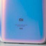 Foto da parte traseira de um smartphone Xiaomi, com foco no logotipo.