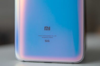 Foto da parte traseira de um smartphone Xiaomi, com foco no logotipo.