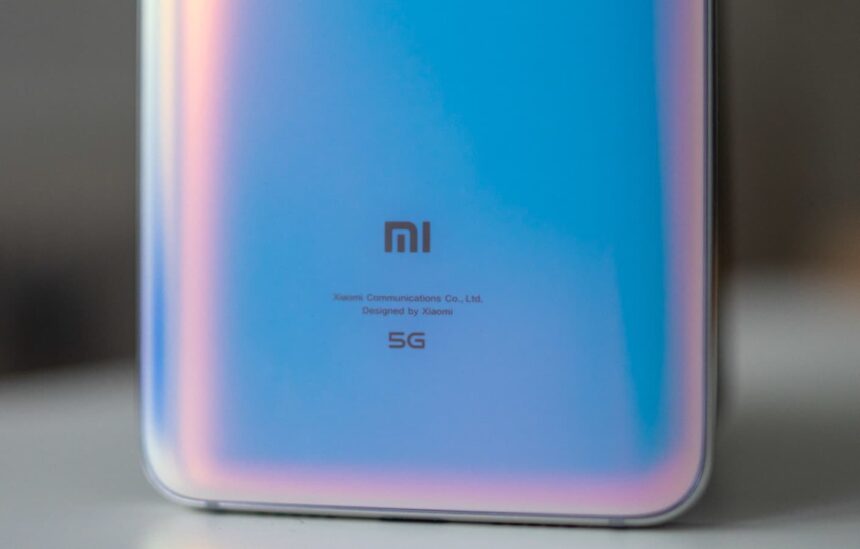 Foto da parte traseira de um smartphone Xiaomi, com foco no logotipo.
