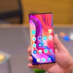 Xiaomi Mi Mix Alpha sendo segurado.
