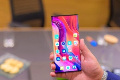 Xiaomi Mi Mix Alpha sendo segurado.