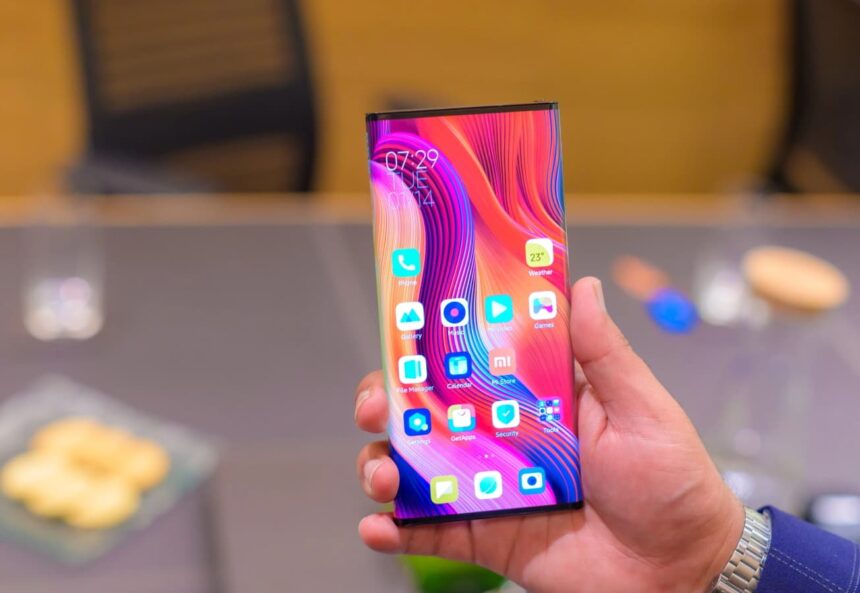 Xiaomi Mi Mix Alpha sendo segurado.