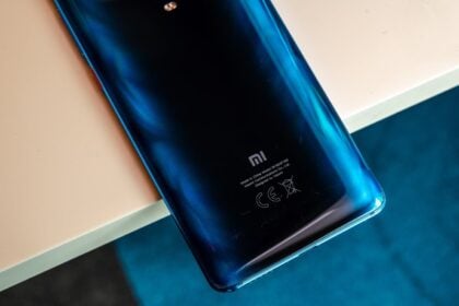 Parte traseira de um smartphone Xiaomi.