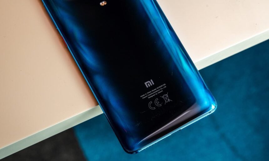 Parte traseira de um smartphone Xiaomi.