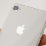 Traseira iPhone 8 prata.