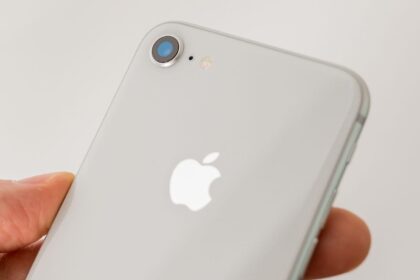 Traseira iPhone 8 prata.