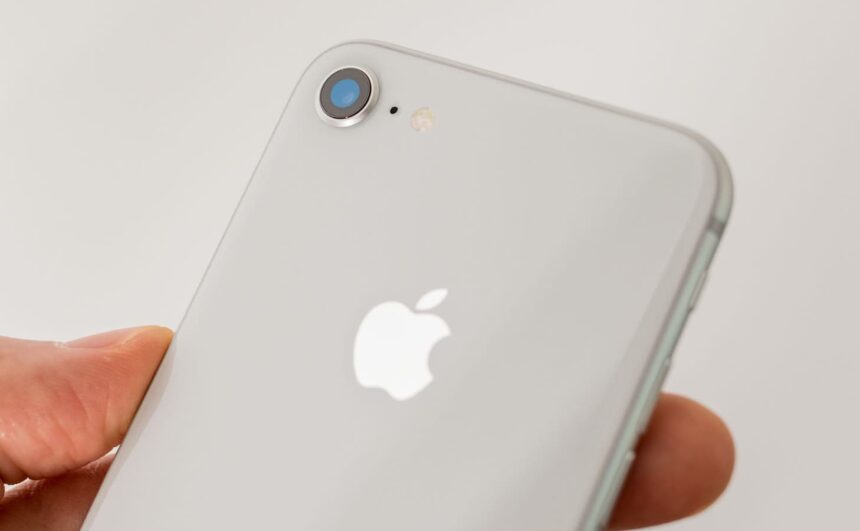 Traseira iPhone 8 prata.