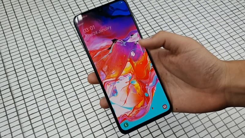 Galaxy A70 começa a ser atualizado para o Android 10 no Brasil Samsung Galaxy A70 parte frontal.